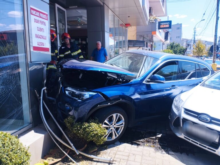 Accident ușor, în zona Gării, din Bârlad! Un autoturism a intrat in magazinul Mireasa!