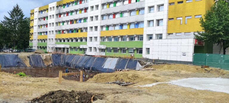 Alertă de toxiinfecție alimentară în Rădeni, Dragomirești! Mai mulți participanți la un parastas au ajuns la spital!