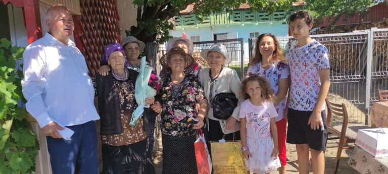 Bunica Nastica, din Dragomirești, a împlinit astăzi 100 de ani de viață! Gest deosebit al primarului comunei, Dănuț Iacob, la centenarul celei mai bătrâne bunici din sat!