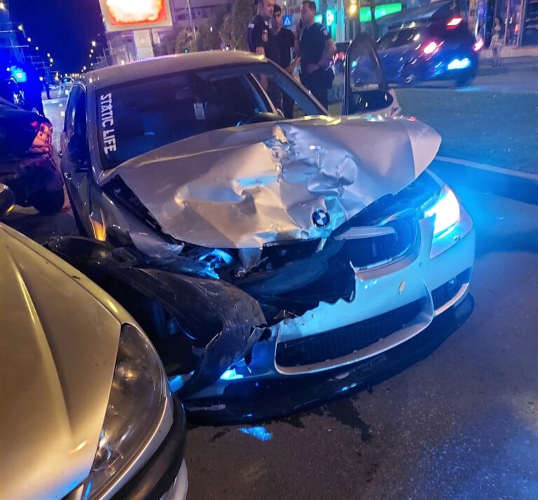 Un tupeist cu BMW s-a luat la întrecere în centrul Vasluiului! Rezultatul? Mașini distruse, pagube de zeci de mii de lei!