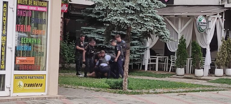 VIDEO Urlete, înjurături și CĂTUȘE în Crucea Gării, la Vaslui! Mai mulți indivizi au făcut scandal într-un bar, tineri reținuți de Poliție! Scandalagiii, din Deleni!