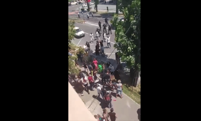 VIDEO Dacă și asta mai este țară europeană… CINCI polițiști bătuți la Târgoviște, la înmormântarea unei fete ucise de un șofer vitezoman!