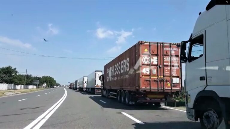 VIDEO De NECREZUT, dar se întâmplă la cea mai mare vamă din estul UE! Coadă de camioane, la ieșirea din țară, în satul Râșești!
