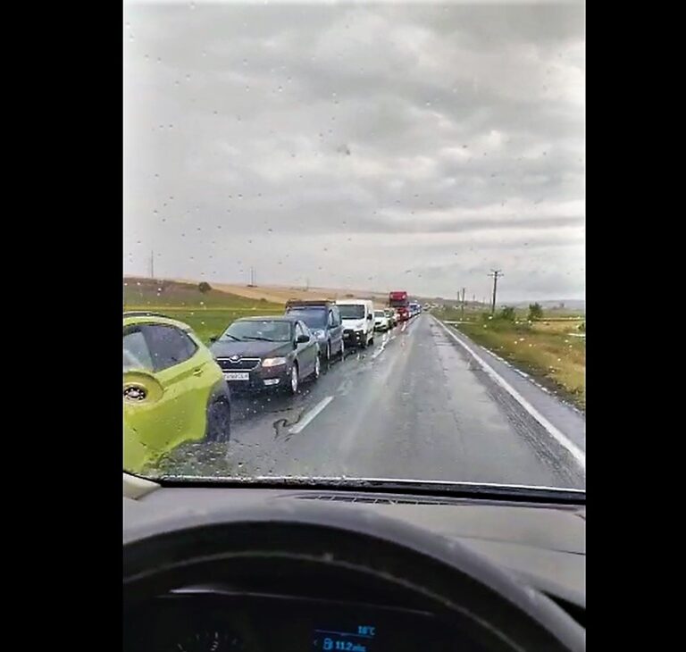 Coadă de mașini pe 7 kilometri, la intrarea în Bârlad dinspre Vaslui! UPDATE: ”Se montează rosturile de dilatație la poduri”, anunță directorul SDN Bârlad