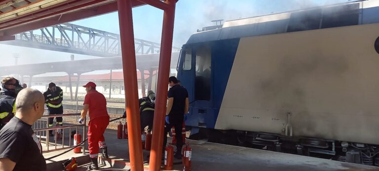 VIDEO Locomotiva unui tren InterRegio a luat foc în gara Vaslui! Pompierii sunt la fața locului!