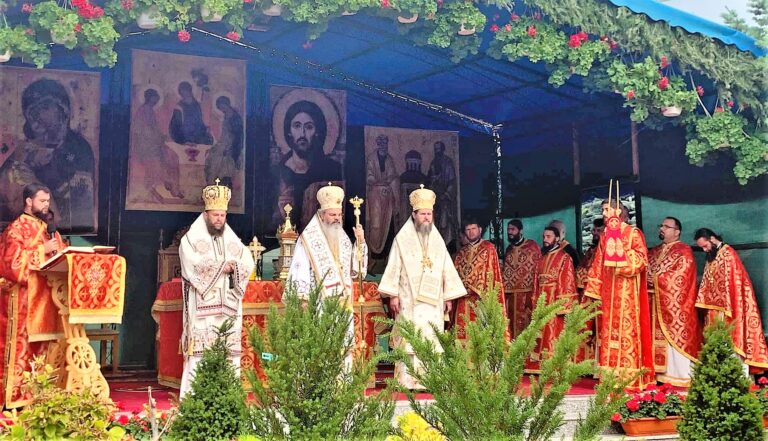 Iată cum a petrecut ziua de naștere Preasfințitul Părinte Ignatie: înconjurat de prieteni, preoți și sute de credincioși!
