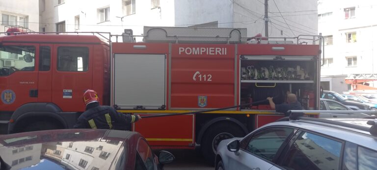 VIDEO Panică în cartierul Ana Ipătescu, în Vaslui! Pompierii au fost blocați de șoferi iresponsabili! Ca la noi, la nimeni..