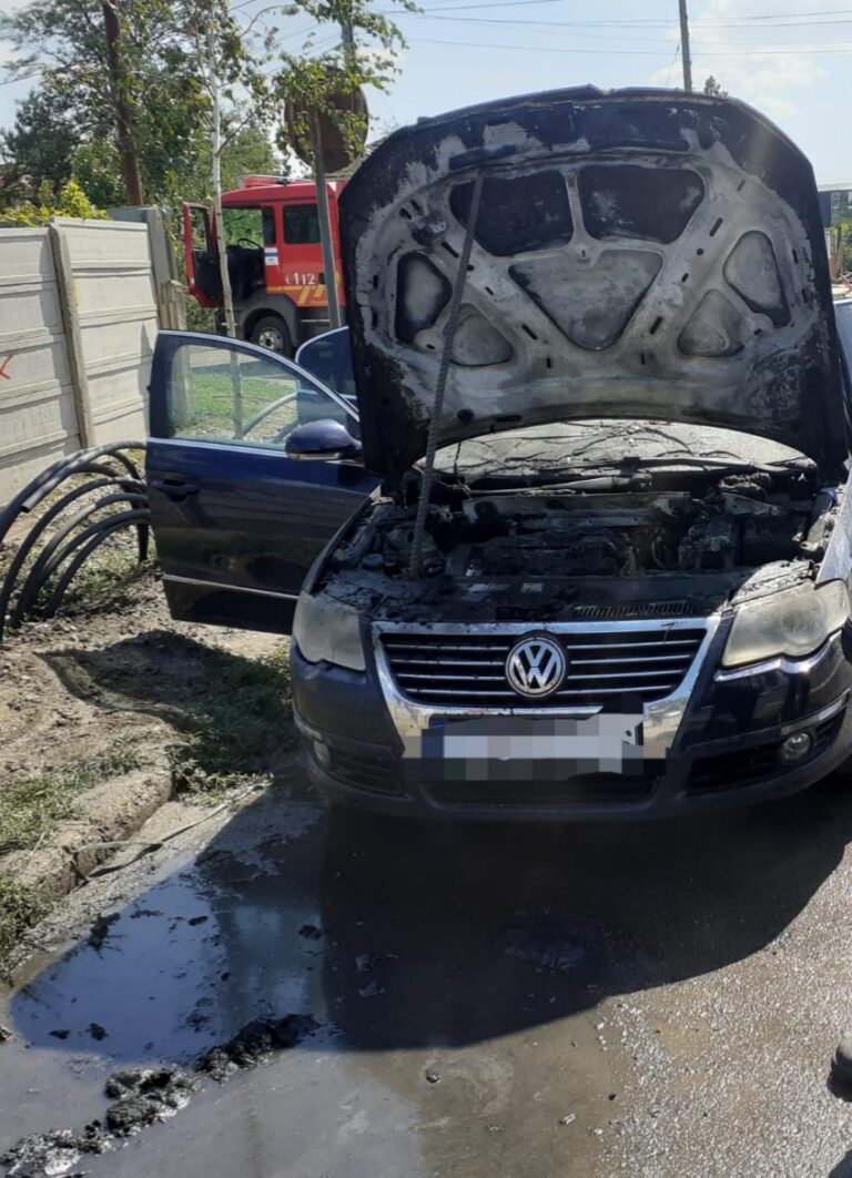 Un autoturism a ars că o torță, la ieșirea din Bârlad!