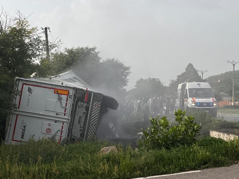 ULTIMA ORĂ Accident INCREDIBIL in Muntenii de Jos! Un TIR este distrus într-un șanț, case in pericol!