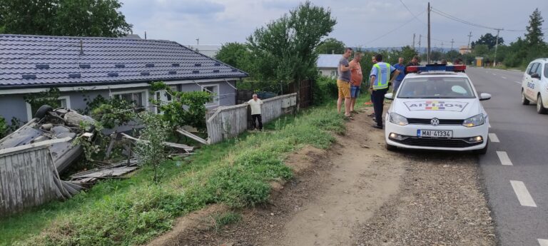 Un șofer a zburat cu mașina în curtea unui localnic din Muntenii de Jos! Accident incredibil! FOTO, VIDEO