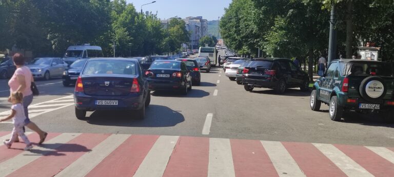 HAOS in Crucea Gării, la Vaslui! Un autobuz s-a stricat in mijlocul drumului!