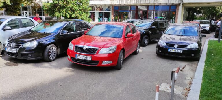 INCREDIBIL, dar adevărat! Un șofer bezmetic a blocat intrarea în parcarea Prefecturii! Mașină prefectului, blocată!