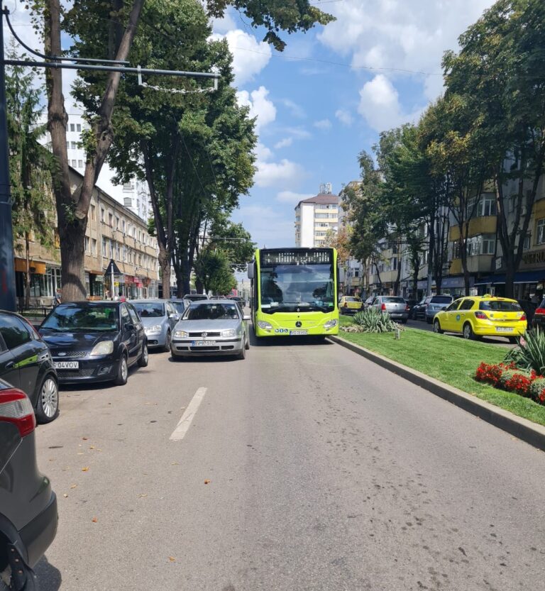 Parcare nesimțită în centrul Vasluiului! Autobuz cu zeci de călători, blocat!