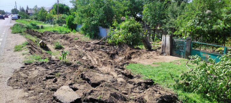 FOTO Bombă detonată in centrul Muntenilor de Jos? NU! TIR-ul care a ajuns în șanț marți seară a lăsat în urmă un crater colosal!