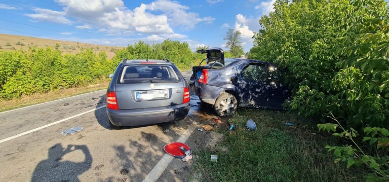 FOTO, VIDEO Accident INGROZITOR petrecut in urmă cu putin timp pe drumul national Vaslui-Roman! Cinci persoane duse la spital, primarul Husului a văzut grozăvia!