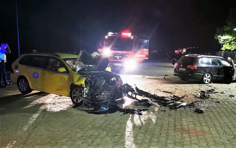 Prăpăd pe drumul național, noaptea trecută, în fața Primăriei Muntenii de Sus! Mașini distruse, două victime transportate la spital!