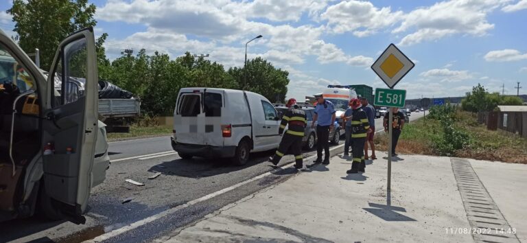 Tamponare în lanț, pe Drumul European 581, între trei autoturisme și un microbuz! O persoană a ajuns la spital!