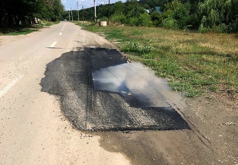 Locuitorii de pe strada Castanilor, revoltați: ”Alo, Primăria Vaslui, asta e marea asfaltare?”! Iată de la ce a pornit scandalul!