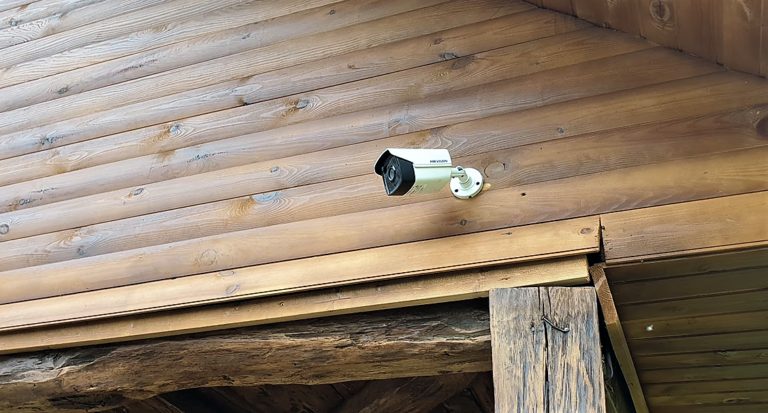 La 19 ani, un tânăr din Fâstâci a dat o spargere ca-n filme! A distrus camera de supraveghere, crezând că nu va fi văzut de proprietar!