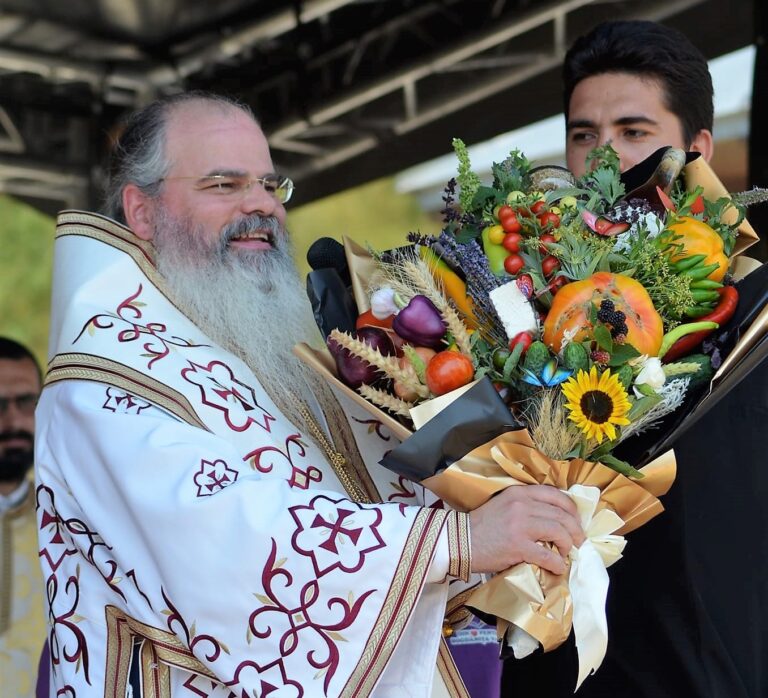 Ce SURPRIZĂ a avut PreaSfințitul Părinte Ignatie, la finalul slujbei oficiate la Mănăstirea Bogdănița! A fost uimire totală!