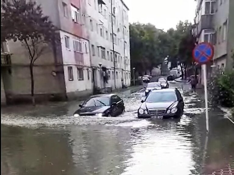 VIDEO Străzile din Vaslui au devenit adevărate lacuri, după o ploaie torențială de 15 minute! A plouat torențial!
