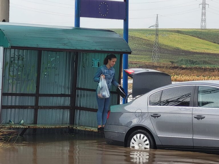 Operațiune de salvare inedită, marți după-amiază, pe DE 581! Femeie salvată din șuvoaie cu… portbagajul unei mașini! Priviți ce prăpăd a fost pe drumul european!
