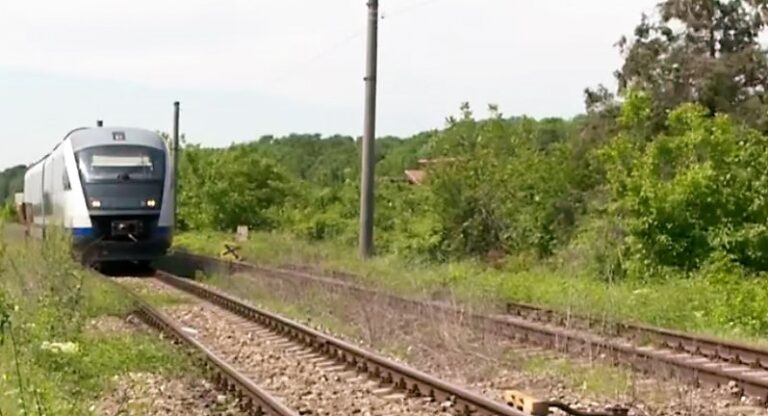 ULTIMA ORĂ O persoană s-a aruncat în fața trenului, în pădurea Bălteni! Bărbatul a fost declarat decedat!