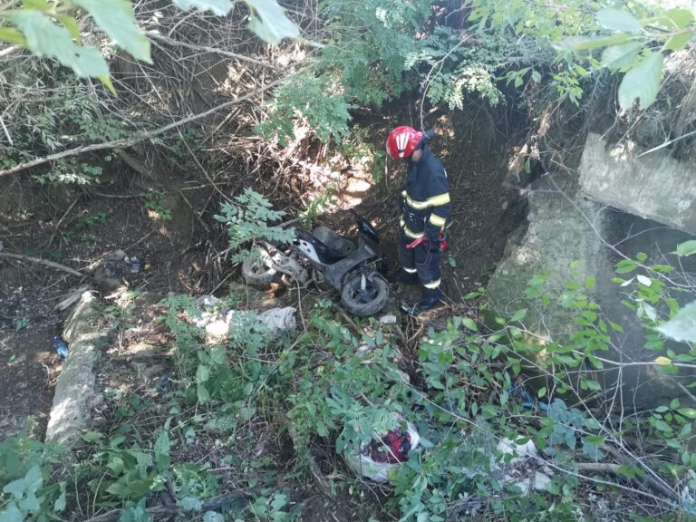 INCREDIBIL! A zburat cu motocicleta în râpă și a zăcut acolo timp de 12 ore! Salvat de un trecător, care a trecut pe lângă râpă!