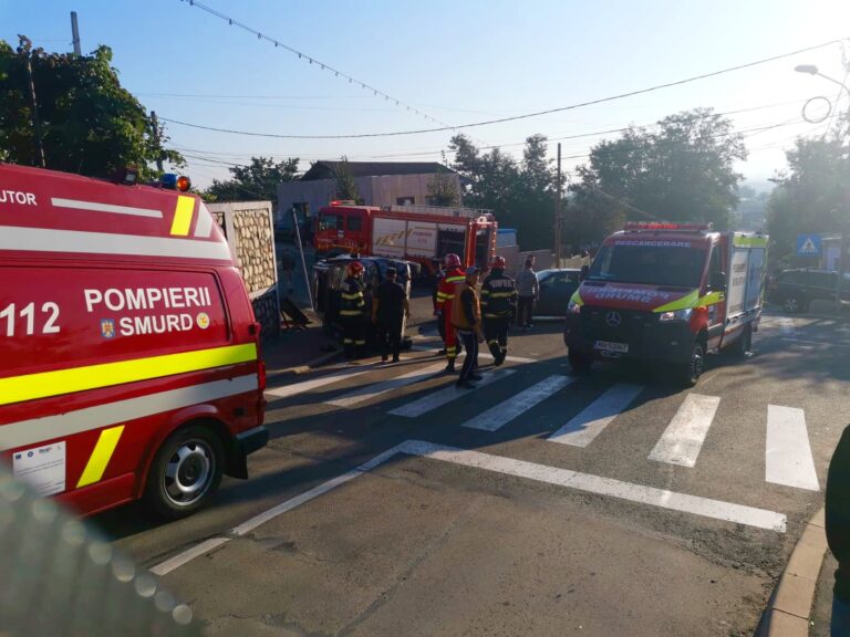Doi soferi grăbiți s-au ciocnit cu viteză într-o intersecție aglomerată din Bârlad! O mașină s-a răsturnat, pasager rănit!