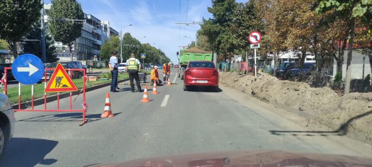 Atentie, se montează „cocoașe” la trecerea de pietoni din apropierea Spitalului Județean! Coadă de mașini pe Stefan cel Mare!