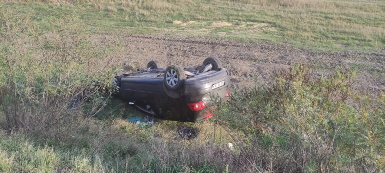 FOTO, VIDEO Accident DRAMATIC la intrarea in Vaslui, aproape de „bariera morții”! O mașină a ajuns cu roțile în sus, accident inexplicabil!