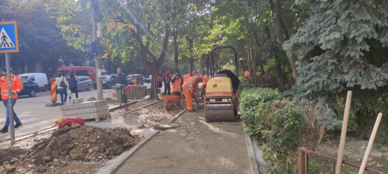 Drumarii de la Viacons Rutier atacă în forță modernizarea străzii Traian, la Vaslui! Furnicar de utilaje si muncitori!