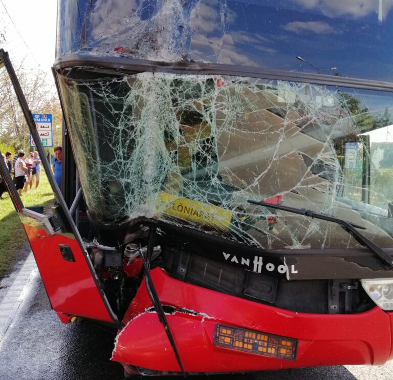 Accident GRAV în apropierea Vămii Albița! Un autocar cu 52 de turiști la bord a fost la un pas de dezastru!