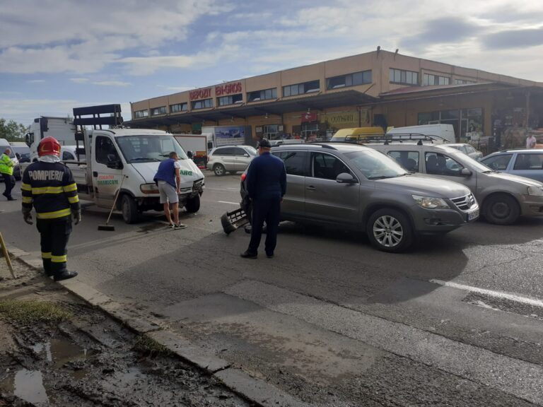 Accident ACUM la intrarea în Bârlad, dinspre Tecuci! Pagube materiale importante, o femeie a fost transportată la spital!