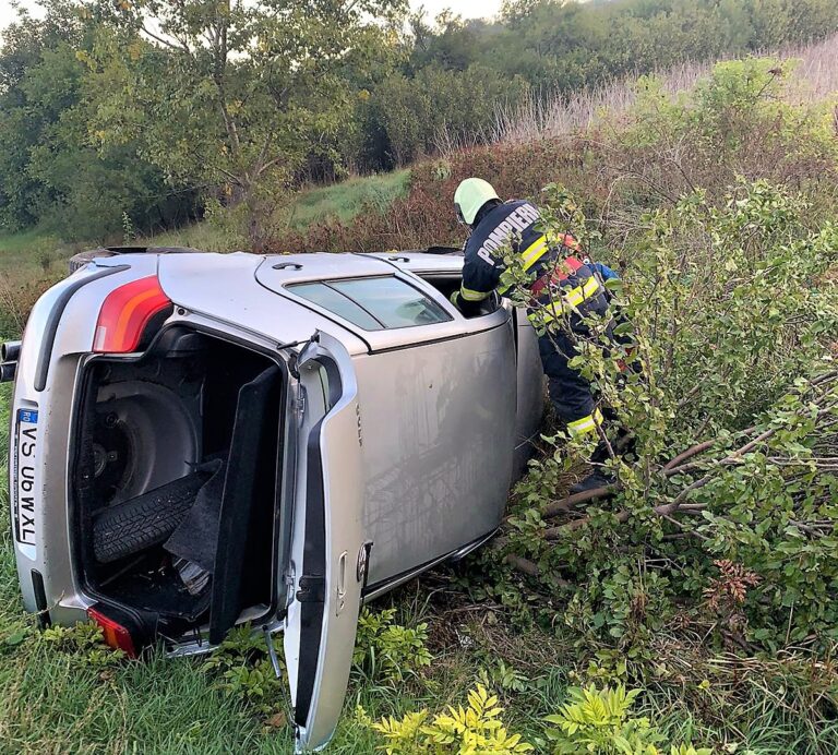 Ce se întâmplă la Buhăiești? Un nou accident în acest sat, luni dimineața! O șoferiță a ajuns la Spitalul Județean de Urgență!