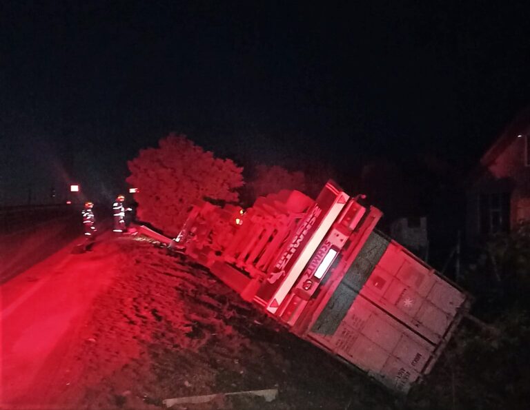 Noapte agitată pe DE 581! Accident la ieșirea din Huși, un TIR a ajuns în șanț, după o manevră imprudentă!