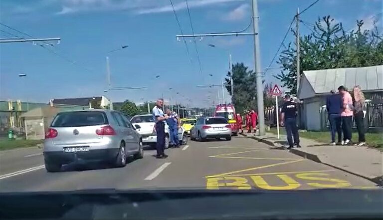 VIDEO Ciocnire violentă între DOUĂ mașini, în fața fabricii LCL, la Vaslui! Ambulanța SMURD, chemată la fața locului!