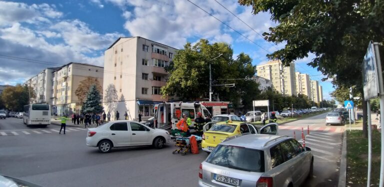 FOTO, VIDEO O șoferiță din Vaslui a lovit în plin un taximetru! Șoferul taxiului a fost rănit grav!