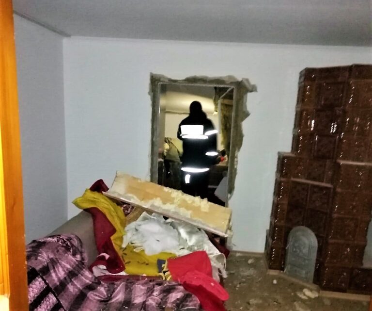 Noapte de foc pentru pompierii hușeni, o butelie a explodat într-o casă din satul Rășești, comuna Drânceni! O femeie a fost dusă cu ambulanța la Iași, în timpul nopții!