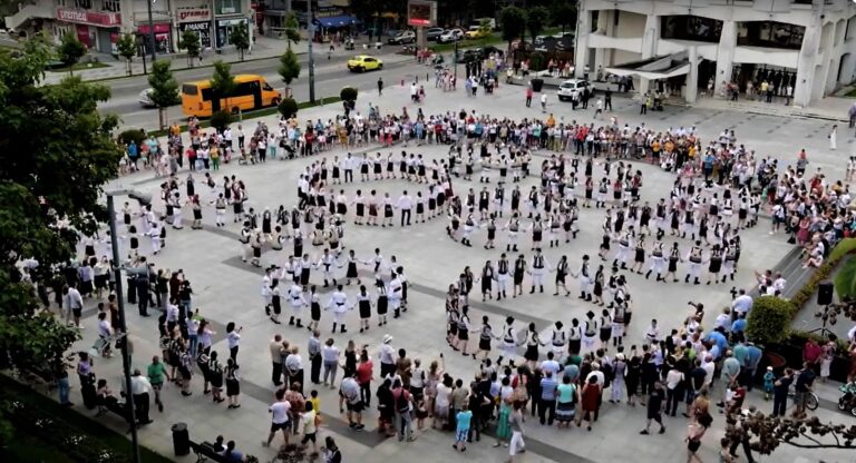 SENZAȚIONAL! Vino la cel mai mare FLASHMOB organizat vreodată în România, alături de familia Safir! Pe 25 septembrie, umplem Centrul Civic al Vasluiului!