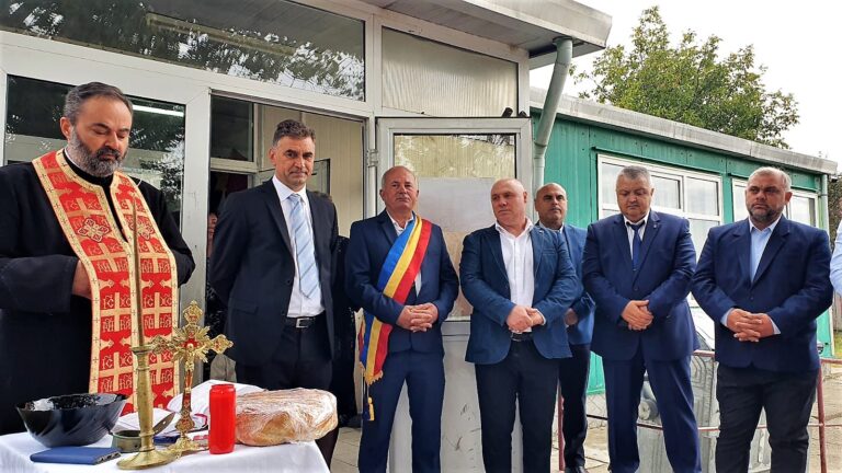 Prefectul județului Vaslui, alături de primarul Iacob și de copiii Dragomireștiului, în prima zi de școală! ”Investind în educație, investim în viitor”, a spus Daniel Onofrei (GALERIE FOTO)