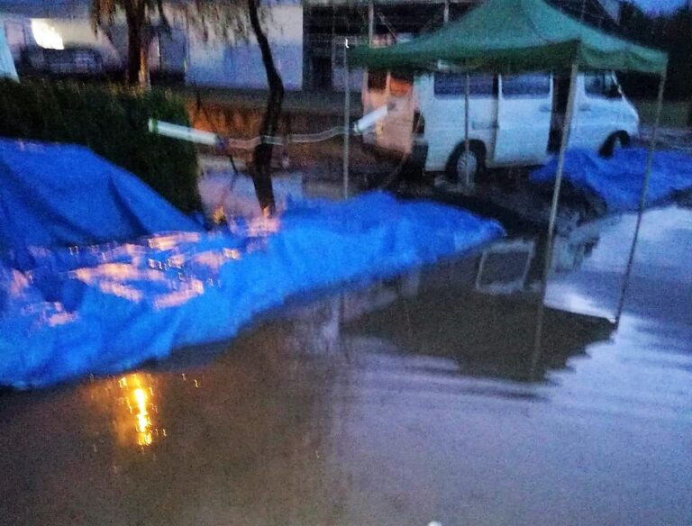 A fost inundat bâlciul din Huși, în această dimineață! Pompierii hușeni au evacuat zeci de tone de apă!