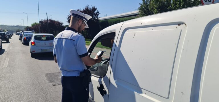 Un șofer din Miclești, cu permis suspendat, a dat nas în nas cu Poliția Rutieră