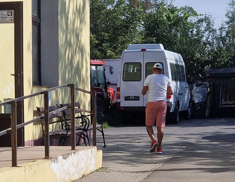 HALAL, POLIȚIE! Șeful de post din Șuletea, la serviciu în bermude, trening și adidași, în timpul programului! Culmea: conduce și mașina de serviciu! Primarul cere schimbarea acestuia! (VIDEO)