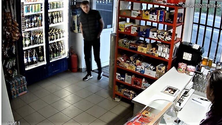 VIDEO Doi ”șmecheri” au pus la cale o găinărie, la un bar de pe DE 581! Au furat două sticle de bere, după care au șters-o cu un Golf alb!