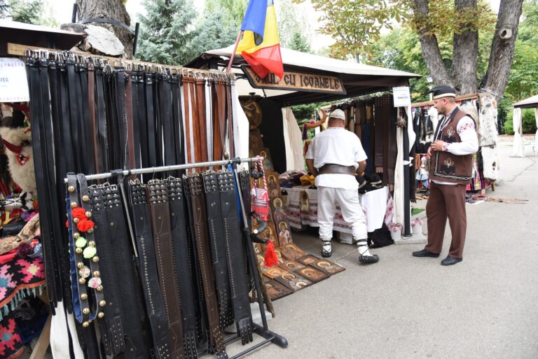 Dacă nu aveți nimic în program, vizitați, astăzi, Târgul Meșterilor Populari, în Parcul Copou, din Vaslui! Merită!