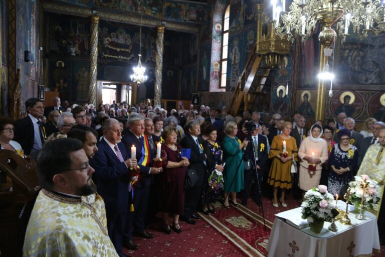 Gest SUPERB, pentru 90 de familii din Bârlad, care au sărbătorit 50 de ani de conviețuire! CARP ”Elena Cuza” și Primăria Bârlad au sărbătorit seniorii orașului!