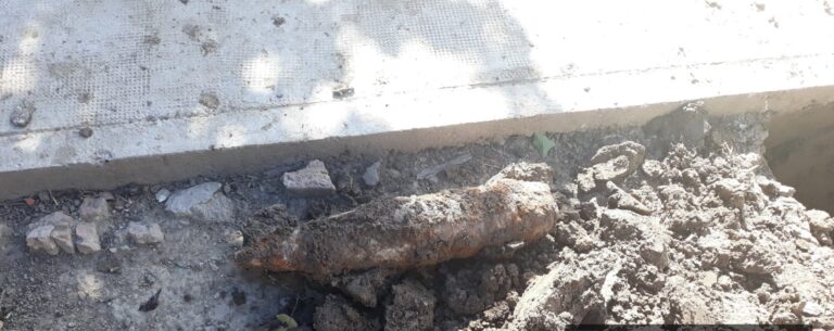Pericol de EXPLOZIE la Muntenii de Jos! Proiectil din al doilea război mondial, descoperit în curtea unui localnic!