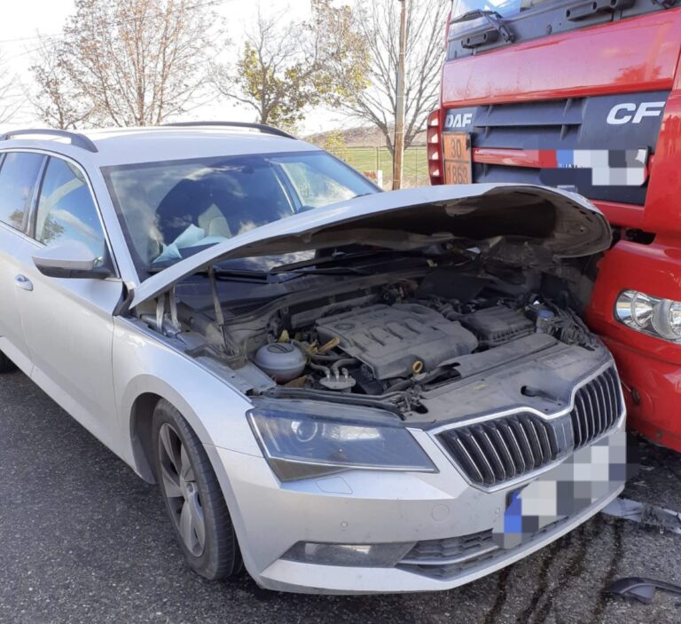 Accident grav în Vama Albita! Un autoturism s-a ciocnit cu o cisternă încărcată cu kerosen! Trei victime, pericol de explozie!