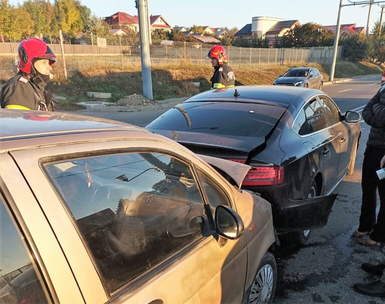 Accident în fața sediului DGASPC, la Vaslui! Un șofer de 82 de ani, pe un Matiz, a făcut praf spatele unui Audi! Bătrânul este la spital!